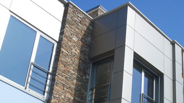 fachada casa particular con balcones de rejas aluminio