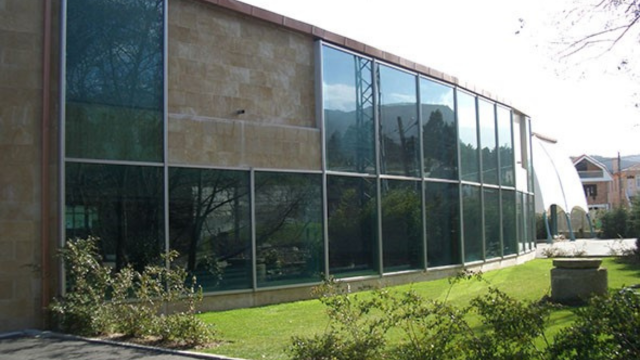 fachada de edificio con ventanales